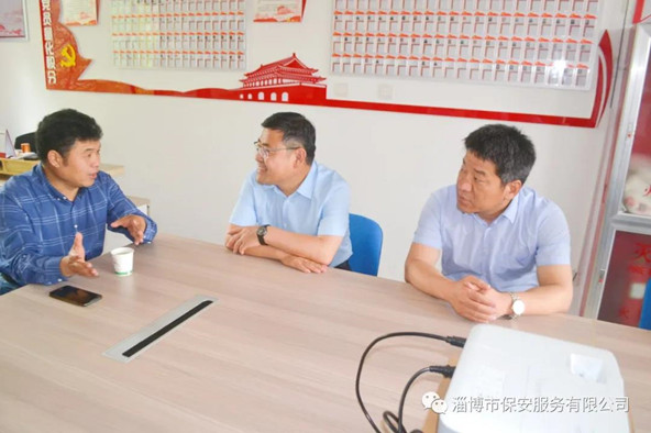 聽取社區(qū)工作人員對(duì)社區(qū)基本情況和群眾反映的意見、需求的介紹.jpg
