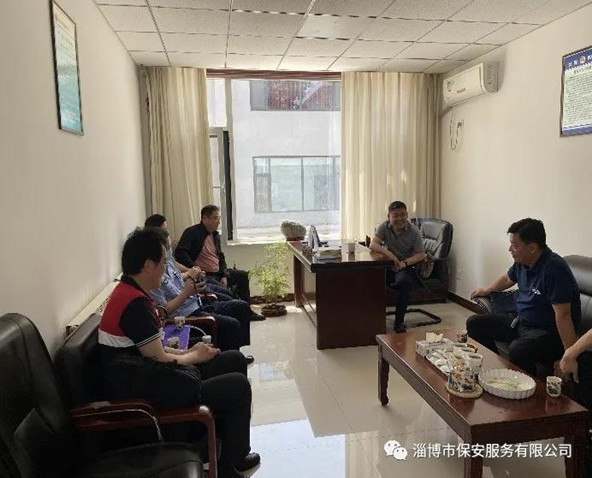 公司黨委書記、董事長(zhǎng)竇文鋒陪同省公安廳駐點(diǎn)組、市公安局治安支隊(duì)領(lǐng)導(dǎo)對(duì)我公司進(jìn)行專項(xiàng)檢查.jpg